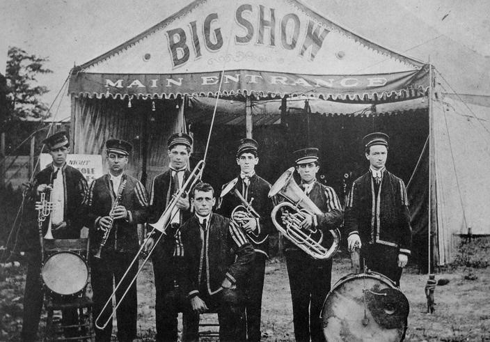 Ο “Papa” Jack Laine στο κέντρο, με την The Reliance Brass Band το 1910